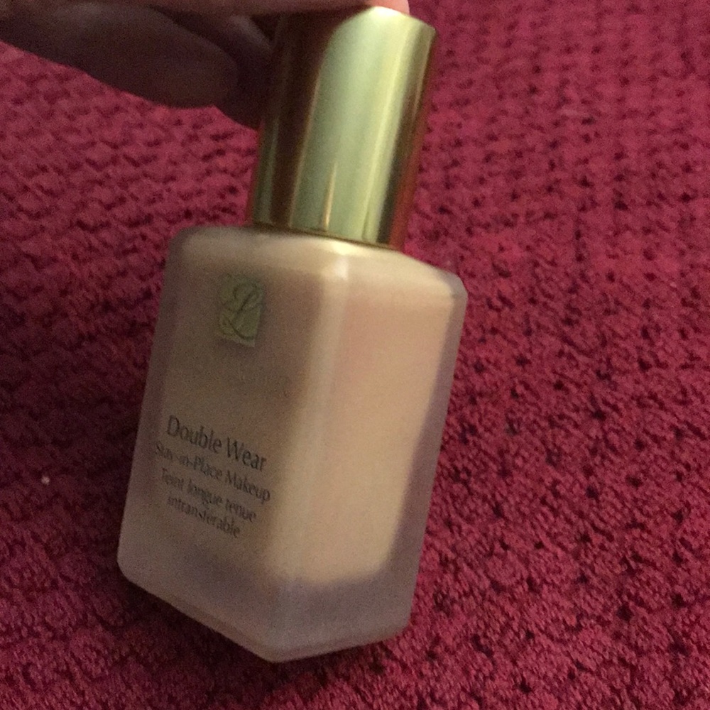 Sand. Estée Lauder Foundation - Picture 2 of 5
